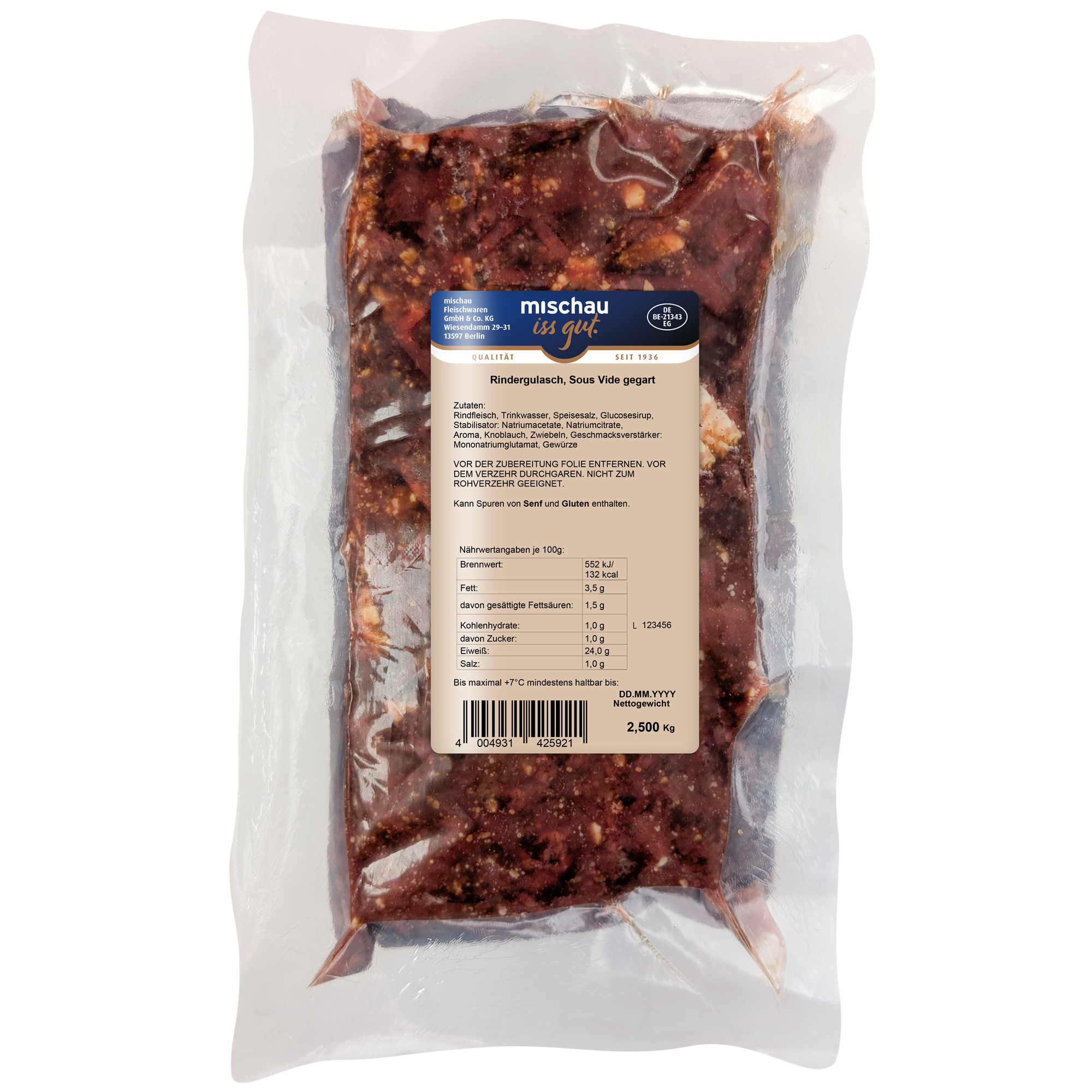 Sous-vide gegartes Rindergulasch in Vakuumverpackung auf weißem Hintergrund