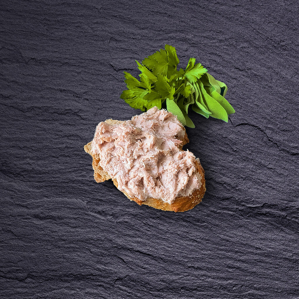 Französisches Gänse-Rillettes als streichfähiger Brotaufstrich auf frischem Brot oder Baguette serviert.