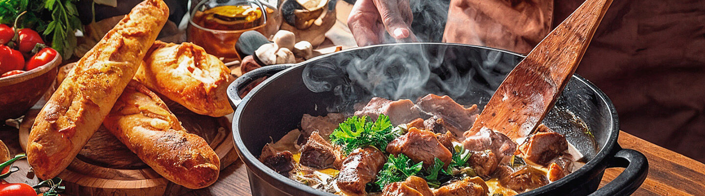 Schweinefilettopf mit zarten Schweinefiletstücken in cremiger Sauce frisch zubereitet im Schmortopf